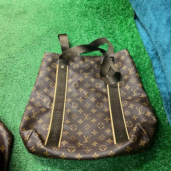 Louis Vuitton - Picture 2 of 3